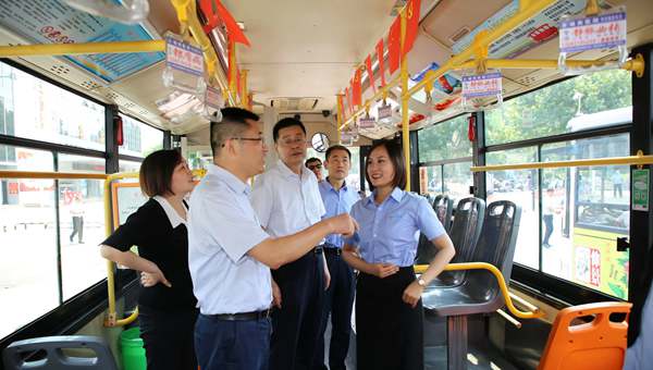 省总工会副主席张海涛现场观摩巅峰国际官网职工清静行为习惯21天养成专项行动开展情形