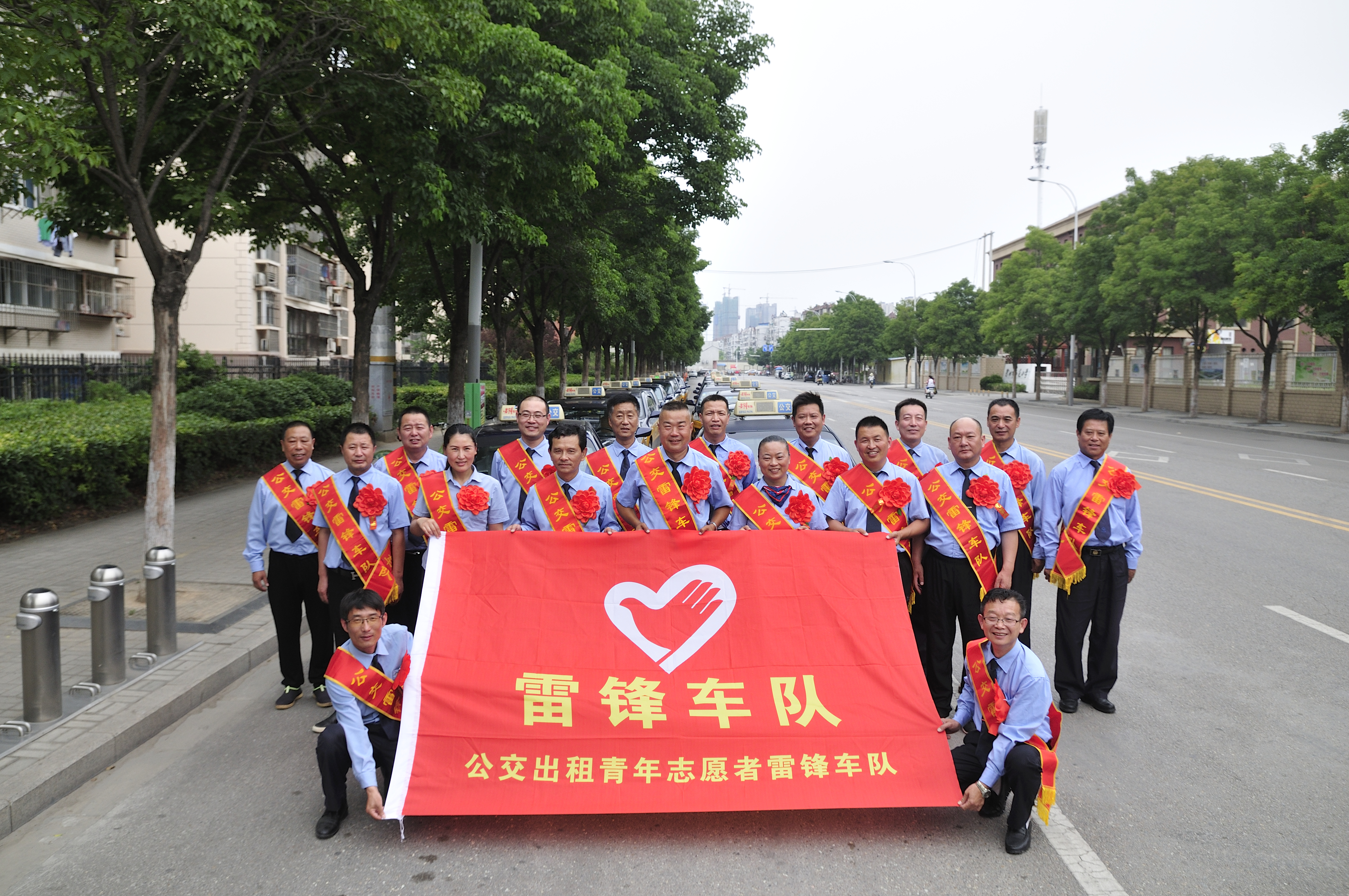 巅峰国际官网集团出租汽车“雷锋车队”喜获江苏省 “学雷锋运动树模点”声誉称呼