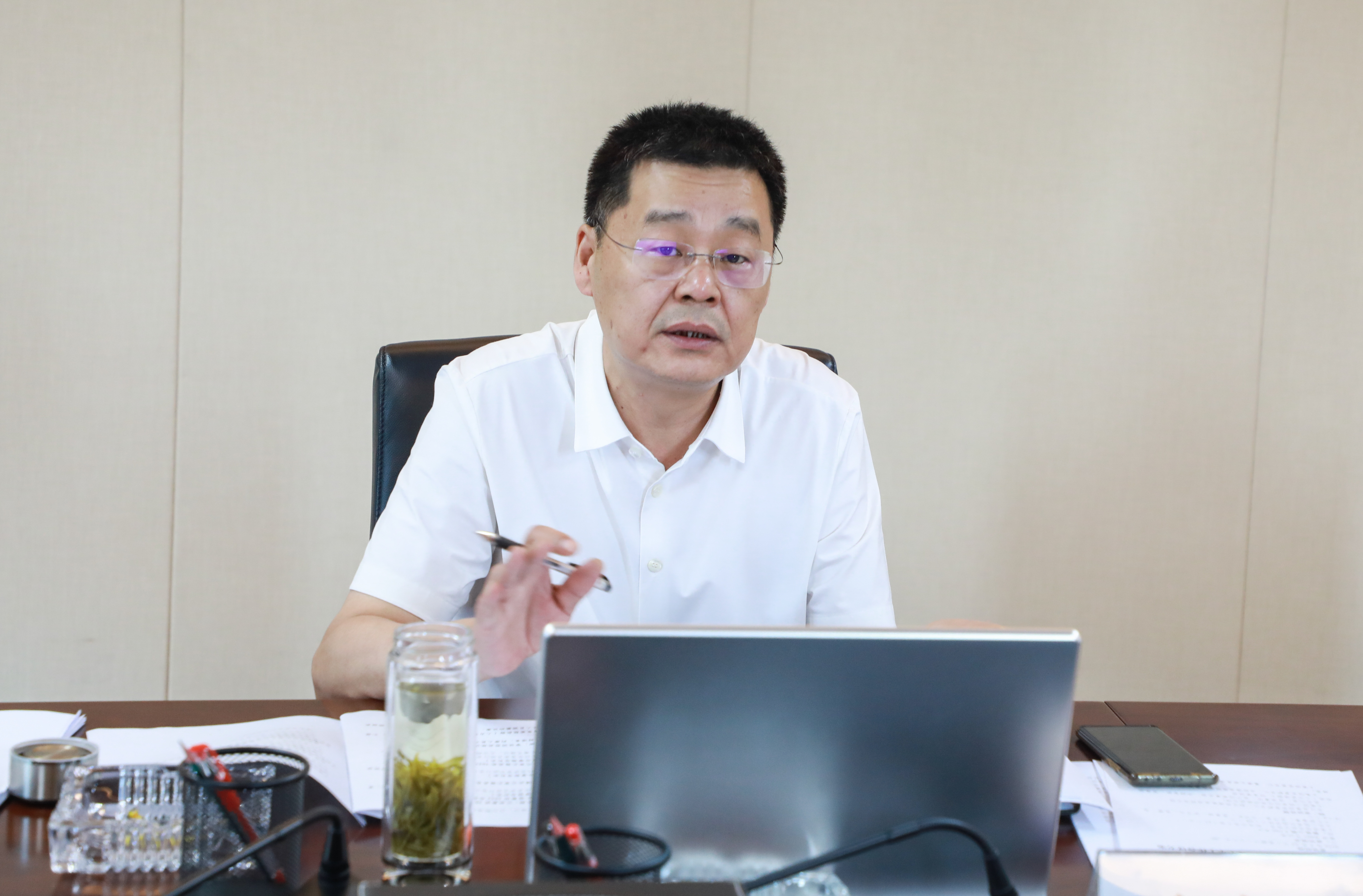巅峰国际官网集团党委理论学习中心组专题学习习近平经济头脑