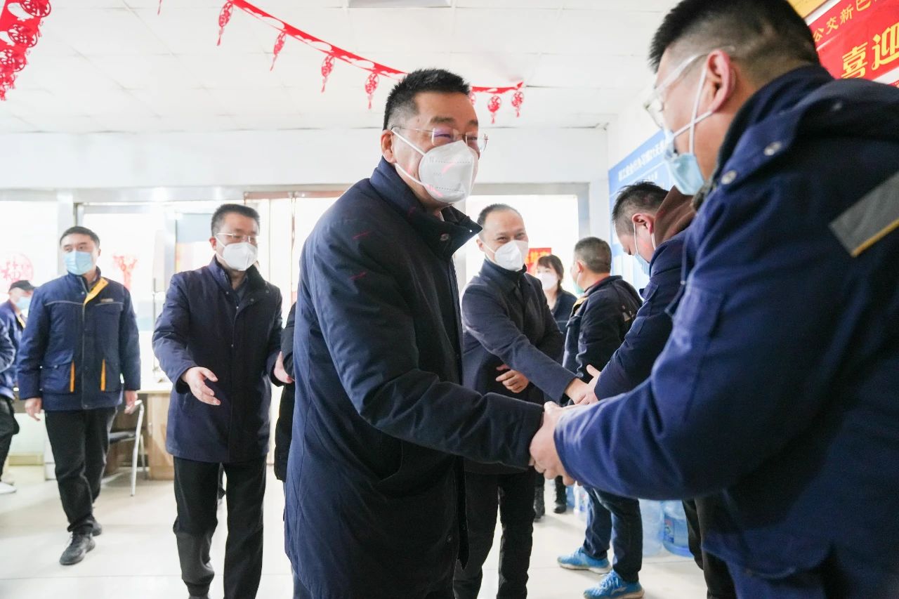 巅峰国际官网集团向导春节慰问公交下层员工