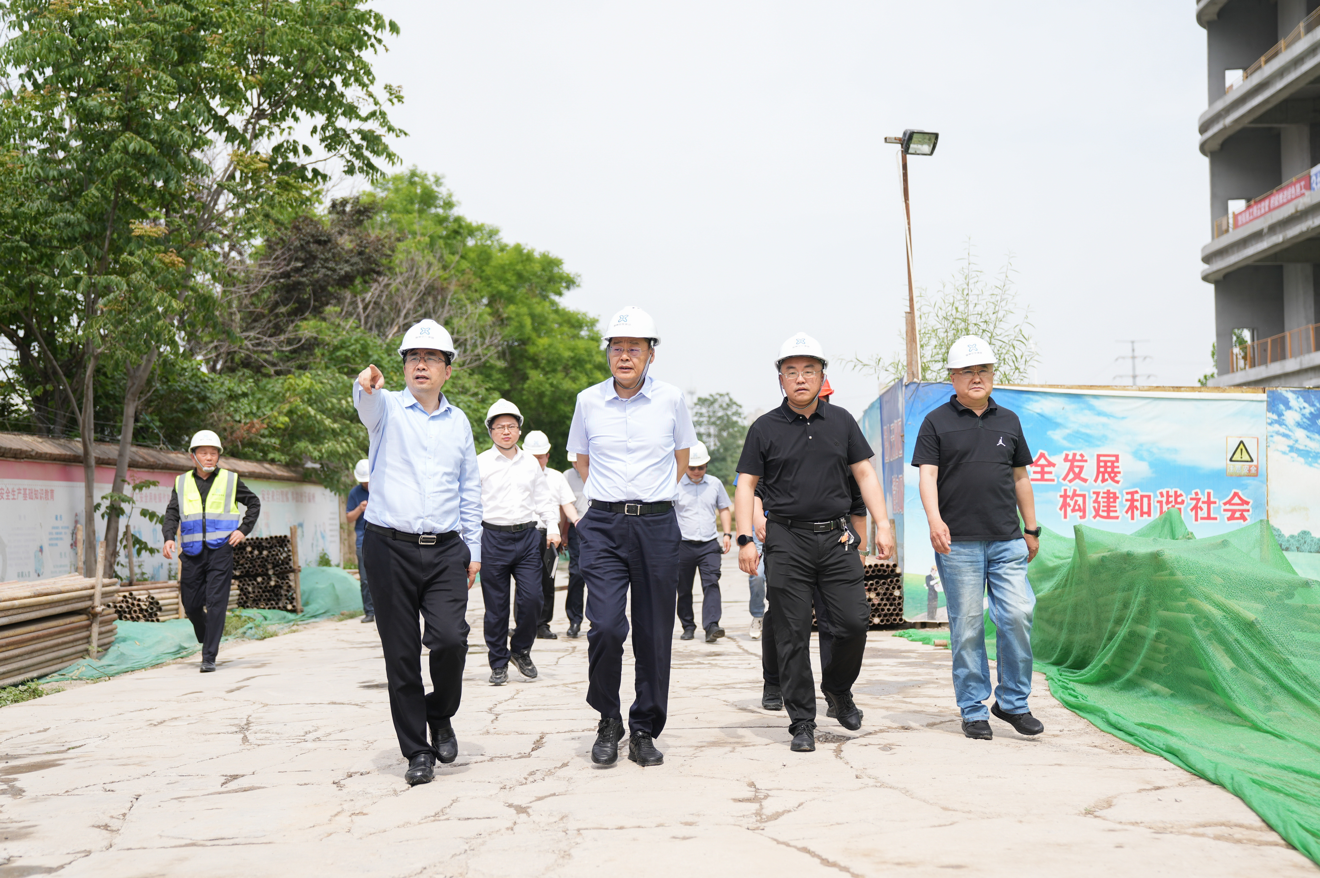 巅峰国际官网集团党委书记、董事长贾泉涌一行集中调研集团重点工程