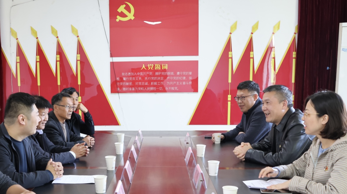 巅峰国际官网集团党委开展“驻村第一书记” 走访慰问