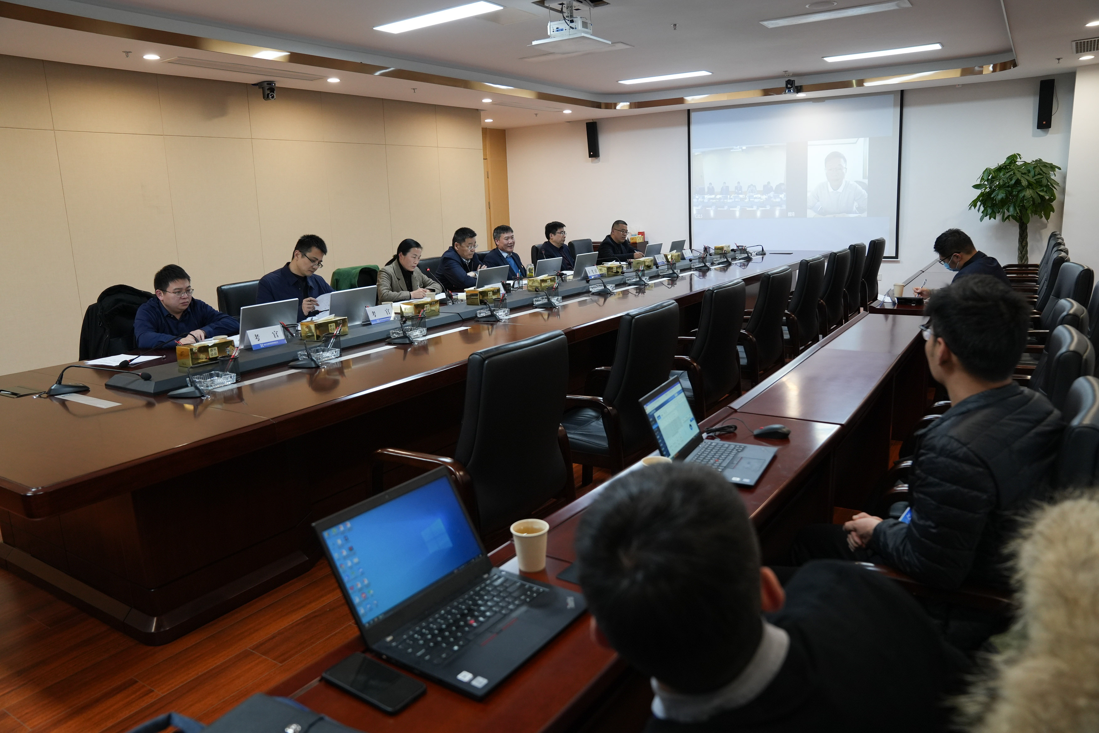 巅峰国际官网集团举行市属国有企业“管培生”招聘 视频面试会