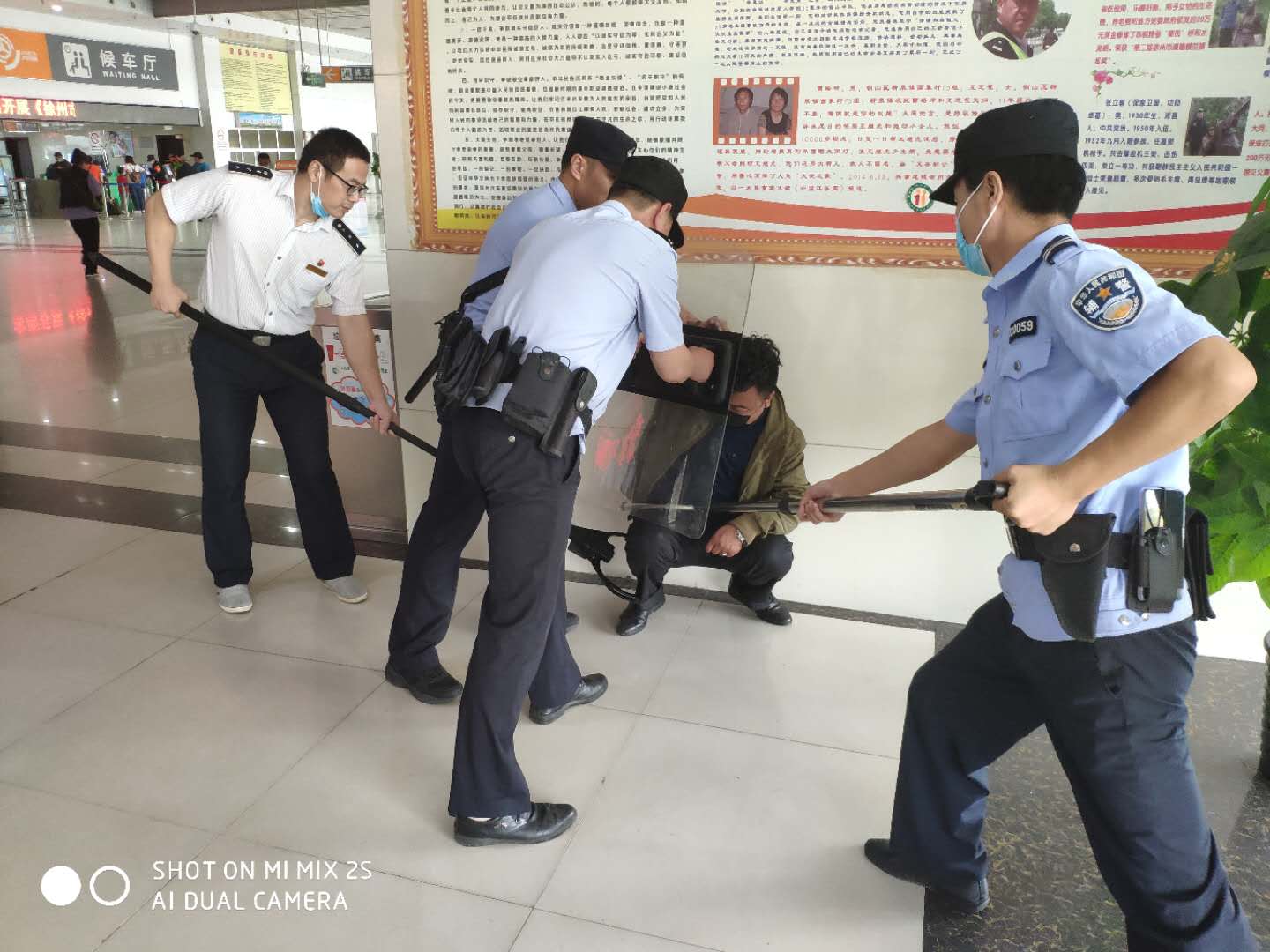 徐州汽车南站联合公安举行“庆双节保清静”反恐防暴演练